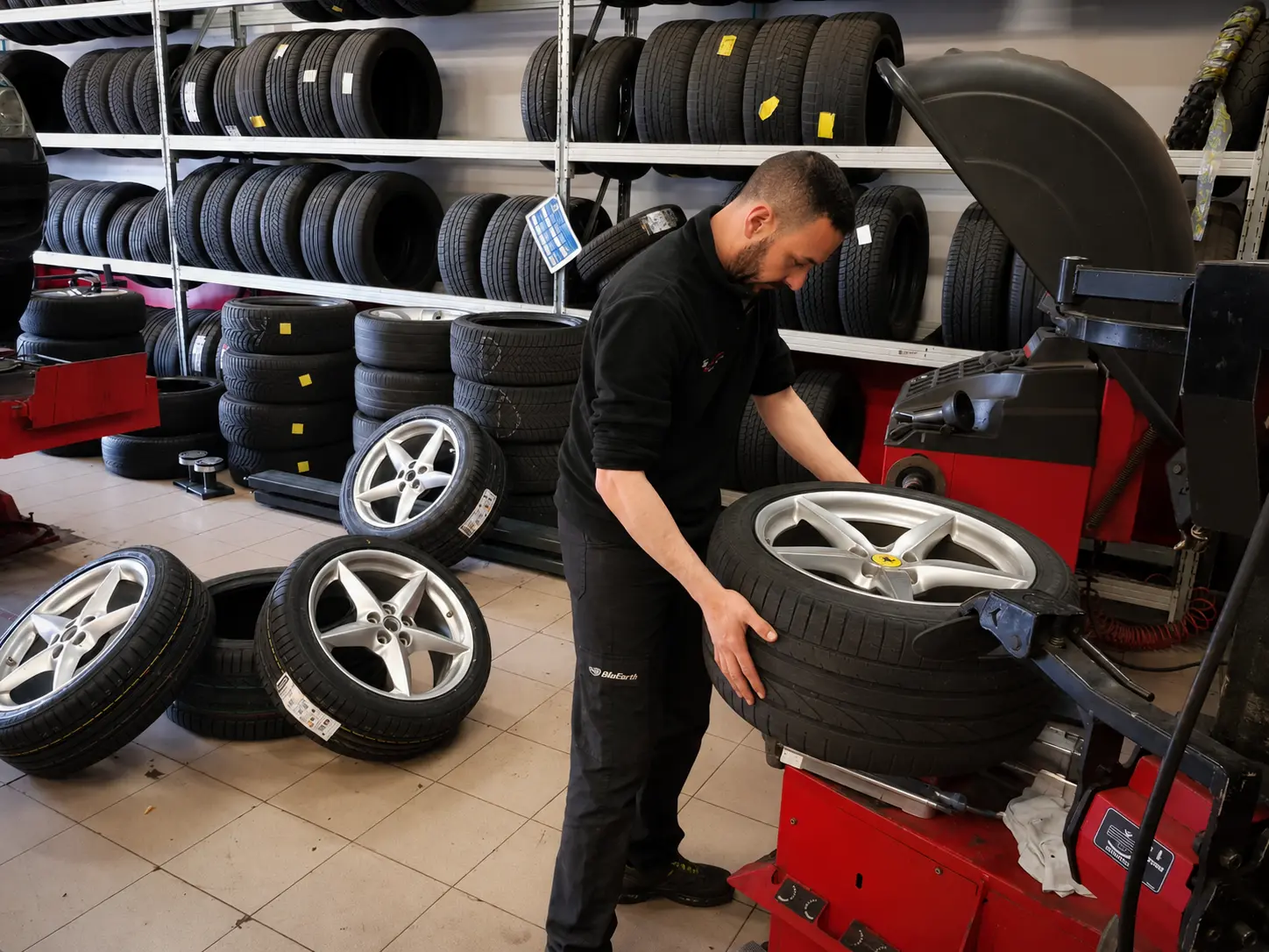 Montaggio pneumatico su cerchio Ferrari
