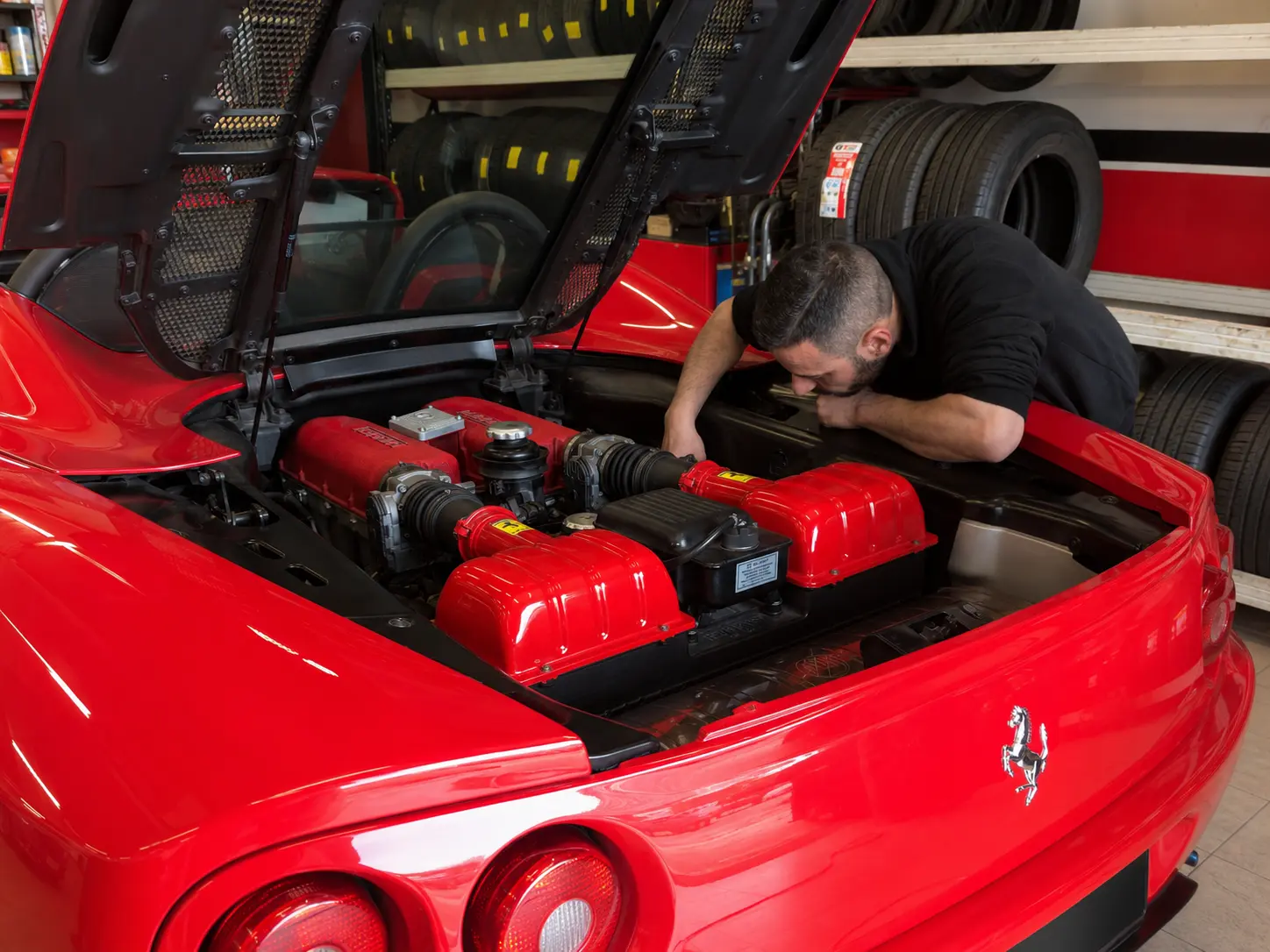 Controllo del vano motore di una Ferrari rossa